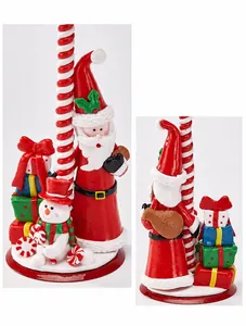 Details des Weihnachtskerzenhalters mit Weihnachtsmann, Schneemann und bunten Geschenkboxen