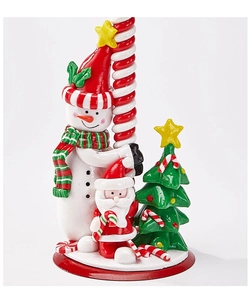 Nahaufnahme eines europäischen Weihnachtsleuchters mit Schneemann- und Weihnachtsmannfiguren