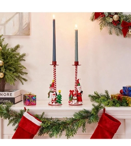 Weihnachtliche Kerzenständer mit Weihnachtsmann und Schneemann auf festlichem Kaminsims