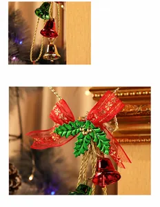 Detail von roten Weihnachtsglocken mit Seidenschleife und Stechpalmenblättern mit Vakuumgalvanik