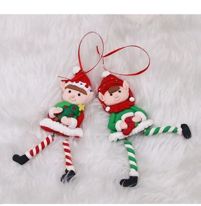 Detailansicht von zwei Weihnachts精灵-Anhängern aus Fimo mit roten Satinbändern