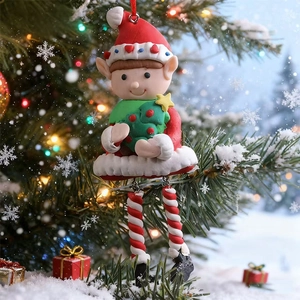 Weihnachtselfe Anhänger aus Fimo hängend an einem Baum mit festlichem Licht