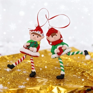 Paar festliche Weihnachts-Elfen Anhänger aus Fimo mit rot-grün gestreiften Beinen