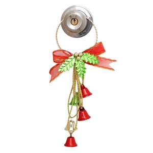 Weihnachts-Türhänger mit bunten Metallglocken und festlicher roter Seidenschleife