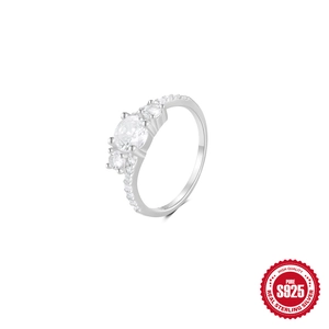 Elegant S925 sterling silver ring with a large brilliant round-cut central zircon stone