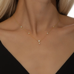 Detalle del collar de plata S925 con flores y circonitas brillantes sobre piel de modelo