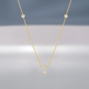 Detalle del collar floral dorado con circonitas y colgante en forma de flor