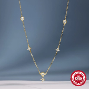 Collar de plata S925 con baño de oro, dijes de trébol y circonitas cúbicas redondas