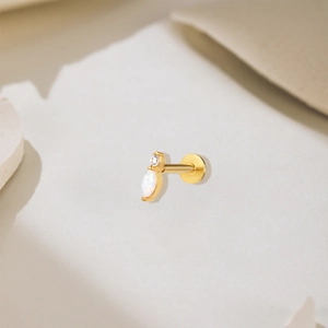 Λεπτομερής λήψη χρυσού σκουλαρικιού labret με όπαλ μαρκίζ και ένθετο από λαμπερό ζιργκόν