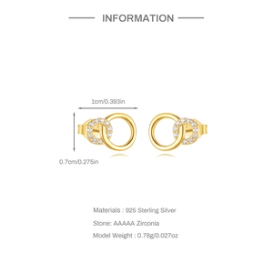 Dettaglio degli orecchini a lobo geometrici a doppio anello in argento S925 sterling
