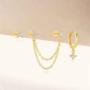 Detalle de set de pendientes de plata 925 con circonitas en forma de flor