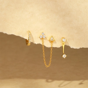 Detalle de un set de pendientes de plata s925 dorada con cristales y borlas elegantes