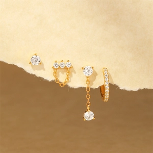 Detalle macro del conjunto de pendientes en plata S925 dorada con circonita blanca