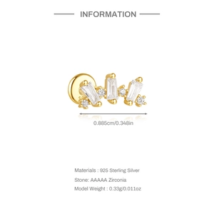 Detail van geometrische 925 zilveren oorbel met AAAAA-zirkonia en gouden afwerking