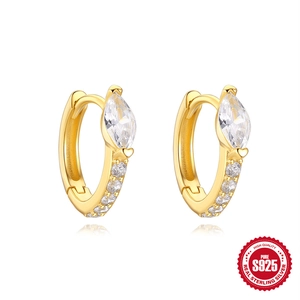 Eleganti orecchini a cerchio dorati in argento S925 con cristalli lucidi
