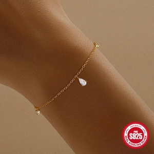 Elegante bracciale in argento sterling S925 dorato con tre ciondoli in zircone a goccia