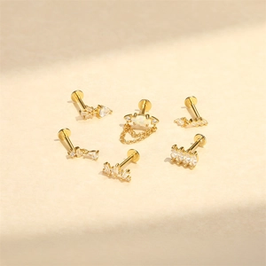 Detail van S925 sterling zilveren piercingset met zirkonia en opaalsteen accenten