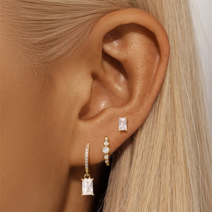 Gros plan d'un ensemble de boucles d'oreilles en argent S925 plaqué or et zircons