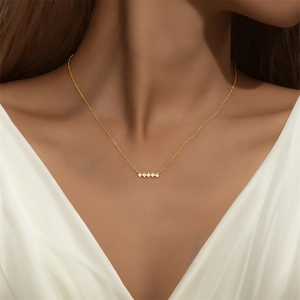 Detail einer 925er Sterlingsilber Goldkette mit vier rautenförmigen Diamantanhängern am Model