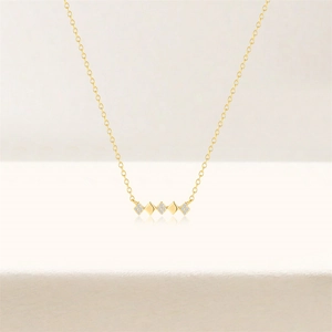 Detailansicht einer 18K Goldkette mit geometrischen Rauten und funkelndem Diamantbesatz