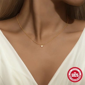 Elegante S925 sterling zilveren hartketting met witte opaal inleg op een vrouwelijk model