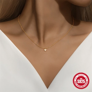 Klassieke S925 sterling zilveren ketting met een hartvormige opaal hanger om de hals
