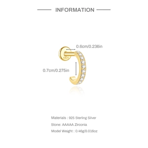 Makroaufnahme von vergoldetem S925 Sterling Silber Knorpelohrring mit AAAAA Zirkonia Stein