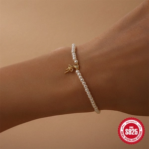 Elegantes S925 Sterlingsilber Perlenarmband mit goldenem Schleifenanhänger und Zirkonia