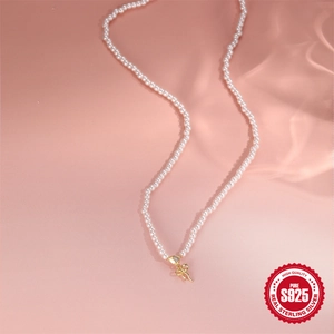 S925 Sterling Silber Perlenkette mit goldenem Schleifenanhänger auf rosa Satin