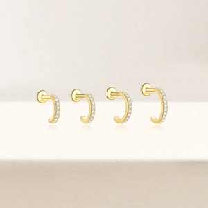 Makroaufnahme von S925 Sterlingsilber vergoldeten Cartilage-Ohrringen mit Zirkonia-Besatz