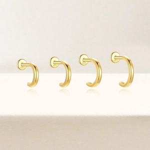 Detail von vier goldenen S925 Sterlingsilber C-förmigen Labret Steckern in Größen