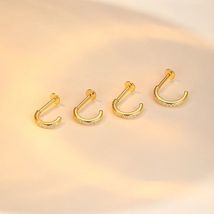 Detailansicht von vier vergoldeten S925 Silber-Ohrsteckern mit Zirkonia-Mikropavé-Besatz