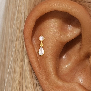 S925 silver gold-plated stud earring featuring a pearl and teardrop zircon on model
