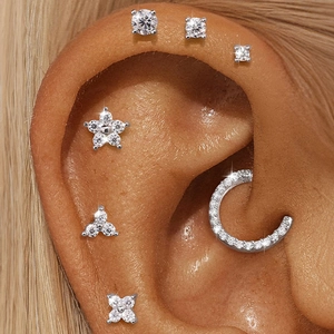 Nahaufnahme von S925 Sterling Silber Moissanit Ohrringen und Helix-Piercing-Set