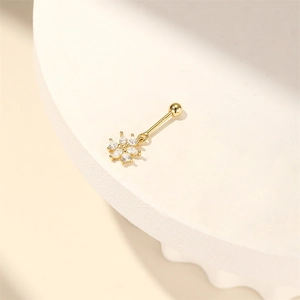 Macro-opname van S925 zilveren gouden piercing met bloemmotief en marquise kristallen