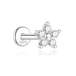 Makroaufnahme von S925 Sterlingsilber Blütenohrstecker mit Gravur-Details