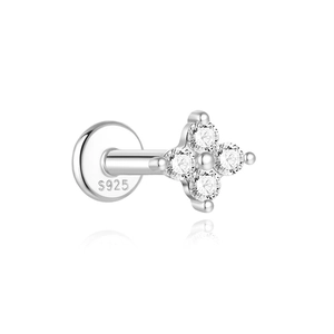 Makroaufnahme von S925 Sterling Silber Blütenohrstecker mit Zirkonia und Hallmarking