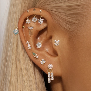 Macro-opname van s925 zilveren piercingset met tulpen en zirkoon op het modeloor