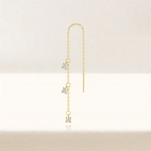 Dettaglio dell'orecchino a catena in argento S925 con tre zirconi con castone a quattro griffe