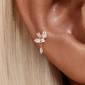 Nahaufnahme von S925 Silber Piercing mit Zirkonia-Cluster und Marquise-Anhänger