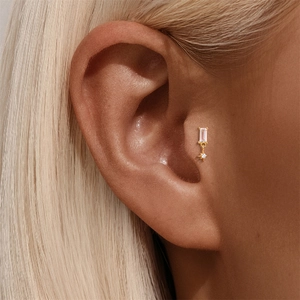 Makroaufnahme von 925 Silber Gold Knorpelstecker mit Marquise-Diamant und Stern-Fransen