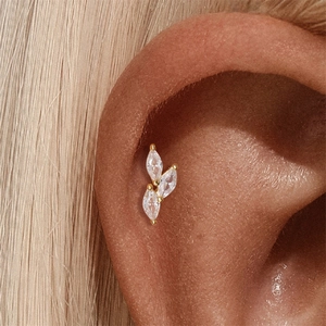 Nahaufnahme von Blatt-Ohrstecker mit Marquise-Kristallen am Ohrknorpel-Piercing