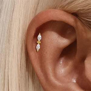 Nahaufnahme von 18K vergoldetem Marquise-Zirkonia-Ohrstecker am Knorpel