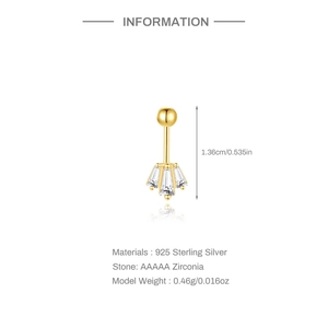 Detail van gouden S925 sterling zilveren oorsteker met drie AAAAA-zirkonia stenen