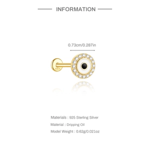 Macro d'une boucle d'oreille œil protecteur en argent 925 doré avec pierres zircons