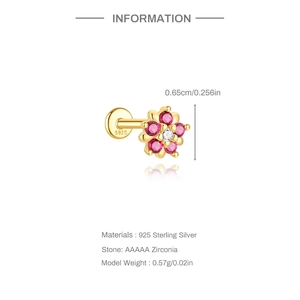 Détail du piercing cartilage fleur en argent 925 avec zircon rose et poinçon S925