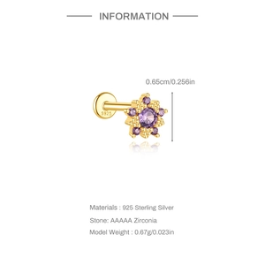 Détail macro du piercing labret fleur de soleil en argent S925 avec zircone violet