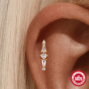 Ohrstecker aus S925 Sterlingsilber mit geometrischen Zirkonia-Steinen in Gold