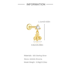 Détail de la boucle d'oreille abeille dorée en argent S925 avec pierre de zircone