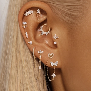 Gros plan de boucles d'oreilles koi en argent S925 doré avec zircons sur une oreille